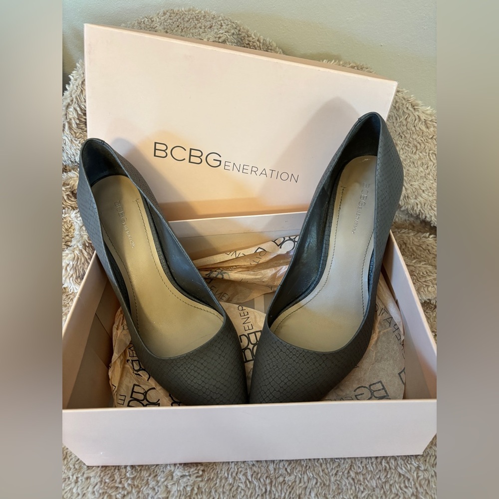 BCBGeneration Gaminkha Pump, Gray, Size 10, Snake Skin Print